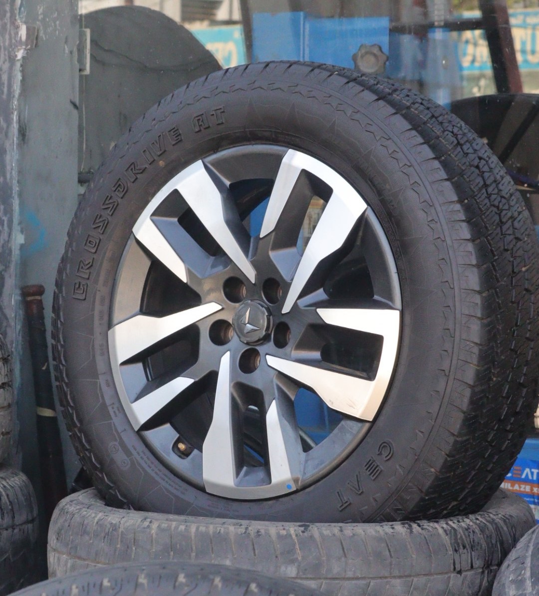 Thar roxx 19 Inch Set of 5 Wheels and Tyres